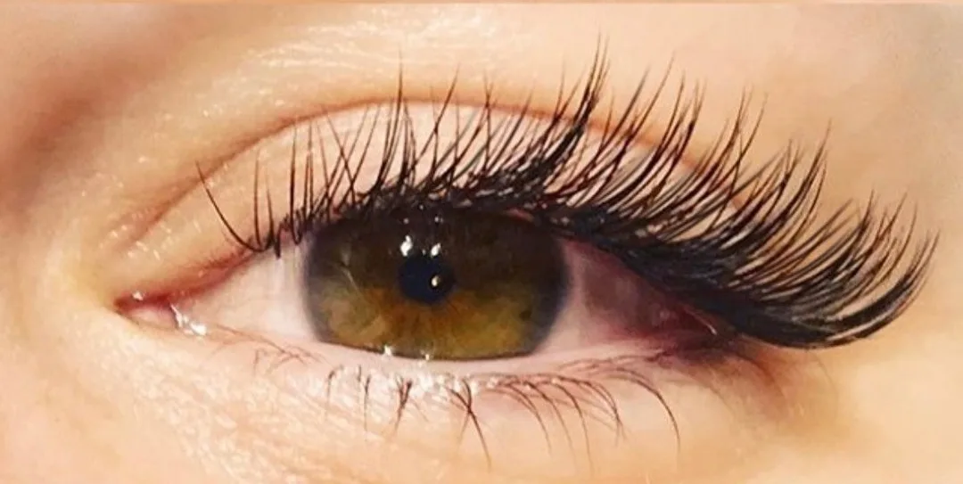 Foto de referencia de la forma de ojo: ojos encapotados