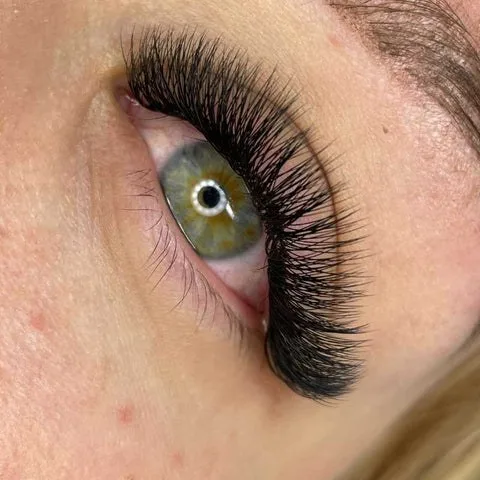 Estilo de extensiones de pestañas Doll / Open-Eye — set aplicado, foto de clienta